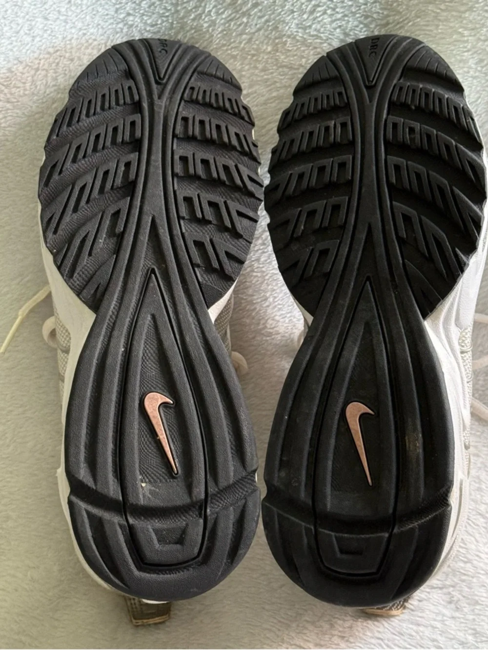 Nike‎ Women's White and Light Pink Mesh Walking Shoes 7 - Picture 9 of 12